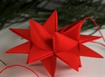 Stjernestunder Klassisk Jul rød stjerne 10,5 x 10,5 cm liggende ved gran - Fransenhome